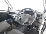 電動パワーステアリングを採用し、低速域でも軽い操舵フィールで扱いやすい運転環境を提供します。