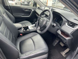 前席運転席側 内装やシートも高級感があり、運転するのが楽しくなること間違いなし!です!!