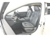 運転席・助手席周りです。きれいに清掃されて使用歴も気になりません。