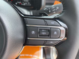 【クルーズコントロール】アクセル操作なしで一定速度を保つ機能。先行車との距離を自動調整する追従型が主流で、高速走行時の疲労を劇的に軽減します。長距離移動が多いお客様への商談では必須の快適装備です。
