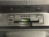 【ETC】有料道路を利用する際に料金所で停止することなく通過できる、ETC車載器(ノンストップ自動料金収受システム機器)が装備されています。セットアップを行うことで利用可能になります。