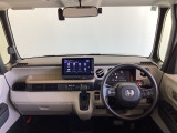 運転席は、大きな座面と包み込むような背もたれがドライバーの身体全体をしっかり支えます。上質なシート素材と座り心地のよいクッションを採用し、長時間の運転やコーナーの多い道も快適です