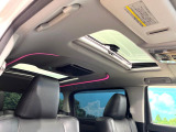 【サンルーフ】開放感たっぷりの希少装備、サンルーフが装着されています!車内に明かりを取り入れたり景色を楽しむ以外にも、車内の空気も簡単に換気できて快適です!