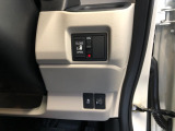 【片側電動スライドドア】リモコンや運転席のスイッチ操作のほか、ドアハンドルを少し引くだけでリアドアが自動開閉します♪