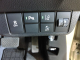 パーキングセンサーや横滑りを防ぐVSA等のスイッチ類は運転席の右側、手の届きやすい位置にあります。