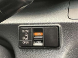 左右ともに大きくて便利なスライドドアを採用しています。助手側電動ドアは運転席からも開閉可能です。雨の日のお迎え、いち早く乗り込みたいお子様をタイミング良くドアを開けてスマートにお出迎え出来ます♪