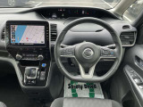 ガラスの面積が大きく開放感のある運転席です