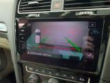 ギアをリバースに入れると車両後方の映像を映し出します。画面にはガイドラインが表示され、車庫入れや縦列駐車などの際に安全確認をサポートします。