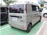 お車選びをお楽しみ頂けるよう、在庫車の展示スペースを十分に確保しております。