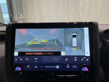 【パノラミックビューモニター】専用のカメラにより、上から見下ろしたような視点で360度車の周囲を確認することができます。