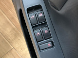 最近の車には必須アイテムのパワーウインドウも装備してます。全席のウインドウ開閉がお一人乗り時も楽々可能です。