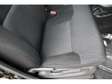 乗り降りする機会が多く痛みの出やすい運転席シートの座面と右サイド部のアップの写真、ご検討の際の参考にしてください