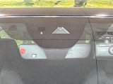 【i-ACTIVESENSE】走行中に前方の車両等を認識し、衝突しそうな時は警報とブレーキで衝突回避と被害軽減をアシスト。より安全にドライブをお楽しみいただけます。