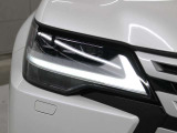 LEDヘッドランプにはアダプティブハイビームシステム「AHS」を採用。光検出カメラで車両検出をし、先行車や対向車に直接ハイビームを当てないように部分遮光します。