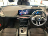 BMWの操作パネルは使いやすさを追求し日常生活で必要なボタン&スイッチを使えるようにした構造となっております。購入時から沢山触って体感してください。