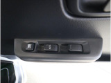 運転席と助手席にパワーウィンドウスイッチを備え、日常で扱いやすい操作性です。