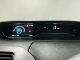 視認性の良いメーターパネルデザインです。ディスプレイに各種情報、設定画面が見やすく表示されます。