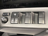 パワーウィンドのスイッチです。運転席に座りながら、助手席や後席の窓を開け閉めできるので大変便利ですよ。