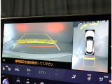 パノラミックビューモニター。車両を上から見たような映像を表示。運転席から目視しにくい車両周囲の状況をリアルタイムで確認できます。