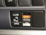 片側パワースライドドアが付いています。運転席やワイヤレスリモコンにも開閉スイッチがあり、とても便利です。半ドア防止や挟み込み防止機能も付いていますよ。