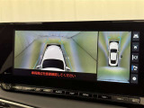 パノラミックビューモニターを装備。駐車場や交差点でクルマを真上から見るように周囲を確認できます。機能の詳細は販売店スタッフまでおたずねください。