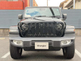 Jeepの象徴7スロットグリルがインパクトあります。フロントに障害物センサーを標準装備しております。