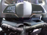 ステアリングスイッチでオーディオ操作が手元でできるので、ハンドルから手を離さずに運転できます。