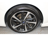 より大きく見えるデザインの純正18インチアルミホイール+225/40R18タイヤ。