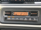 【オートエアコン】一度お好みの温度に設定すれば、車内の温度を検知し風量や温度を自動で調整。暑い&hellip;寒い&hellip;と何度もスイッチ操作をする必要はありません。快適な車内空間には必須の機能ですね♪