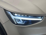 【LEDヘッドライト】悪天候や夜間走行時も良好な視界を確保し、安心して運転できる高輝度LEDヘッドライト!北欧神話に登場する「トールハンマー」をモチーフにした、一目でボルボとわかるデザインです。