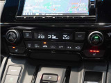 【オートエアコン】温度を設定すれば自動で快適な車内温度を保ちます。エアコン内部の高性能脱臭フィルターで車内のアレルゲンや花粉を除去。