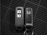 【スマートキー&プッシュエンジンスタート】ポケットやバックなどにキーを入れたまま探さなくてもロックの施錠、開錠、エンジンスタートも出来ます。