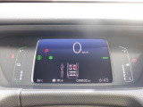 シンプルで見やすいデザインのメーターパネルです。車の情報が表示される大事な場所だからこそ見やすさが大切ですね。
