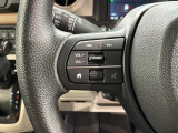 ステアリングにオーディオ操作スイッチが付いています。オーディオ画面に直接タッチしなくても操作が出来ますので、運転に集中できます。