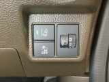 ハンドルの右側にはヘットライトリベライザーとHondaセンシング用のメインスイッチがついています。ヘッドライトリベライザーは道路状況や積荷の加重に応じてライトの高さを調節できます。