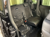 後席をはね上げれば、「もうひとつの荷室」が生まれます。