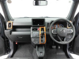 後退時に車両の後ろ側をモニター画面に表示します。車庫入れなどでバックする際に後方確認ができて便利です。車庫入れが苦手な人もこれで安心。