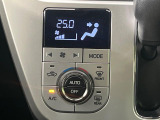 【オートエアコン】一度お好みの温度に設定すれば、車内の温度を検知し風量や温度を自動で調整。暑い&hellip;寒い&hellip;と何度もスイッチ操作をする必要はありません。快適な車内空間には必須の機能ですね♪