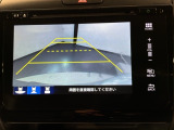 リバースギアに入れるだけで後方の表示へ切り替わります。夜間や雨の日の駐車も楽になりますよ。
