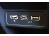 USBオーディオ用ソケットがついていますので携帯電話などを接続すれば音楽等の再生が可能です!充電用ソケットもございます!