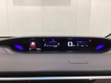 デジタル表示のスピードメーターとタコメーターを大きく配した見やすいメーター部になっています。左側のインフォメーション画面でオドメーターや燃費などの情報を確認できます。