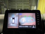 空から見ているような視点でクルマの周囲が確認できるモニター。クルマの真上から見ているかのような映像によって周囲の状況を知ることで駐車を容易に行うための支援技術です