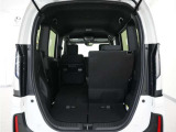 2列目シートは左右独立で倒すことができます。3人乗車状態でより多くの荷物を積むことができます。
