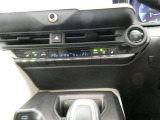 左右独立温度コントロールフルオートエアコンです。運転席、助手席それぞれで独立して温度設定ができます。冷え性の方が乗っても安心ですね♪