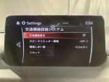 フォワードセンシングカメラで認識した交通標識をディスプレイに表示し、交通標識の見落とし防止を図り、安全運転を支援します。