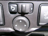 電動格納式ミラーなので、対向車などとのすれ違い時にも便利です。