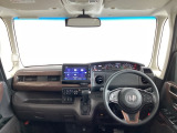フロントガラスが大きく、ワイドな視界で運転もしやすくなるように設定されています。