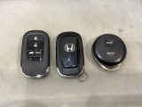 スマートキーを装備しています。鍵を差し込むことなくドアロックの開け閉めと、スタートボタン操作でのエンジンスタートができます。加えて、純正リモコンエンジンスターター用の操作キーもついています。