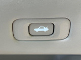 【パワーバックドア】スマートキーや運転席のボタンを押すだけでリアゲートが自動で開閉します!荷物を持っている時や、高い位置にあるバックドアを閉める際に便利な機能です♪
