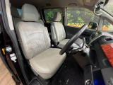 運転席シート廻りは使用感も少なく、良好な状態となっています。丁寧に使われていたことがよくわかりますね。